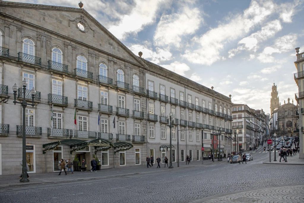 Klassische Fassade des InterContinental Porto bei tagsüber mit vorbei laufenden Passanten