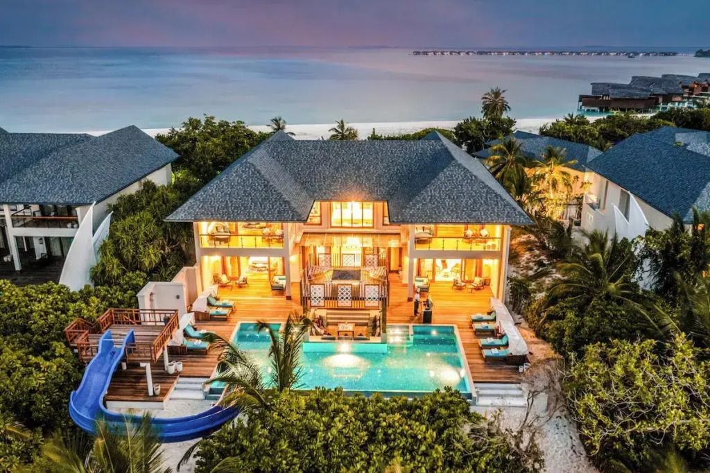 Luxuriöse Villa mit Pool und Meerblick bei Sonnenuntergang