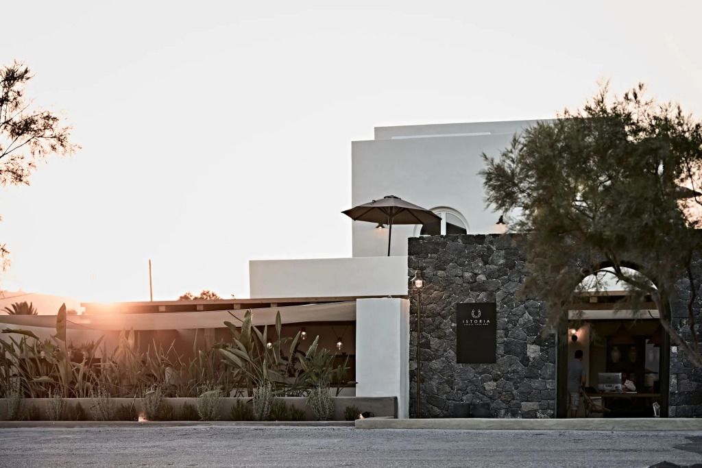 Moderne Hotelfassade mit Steinmauer und Pflanzen im Eingang