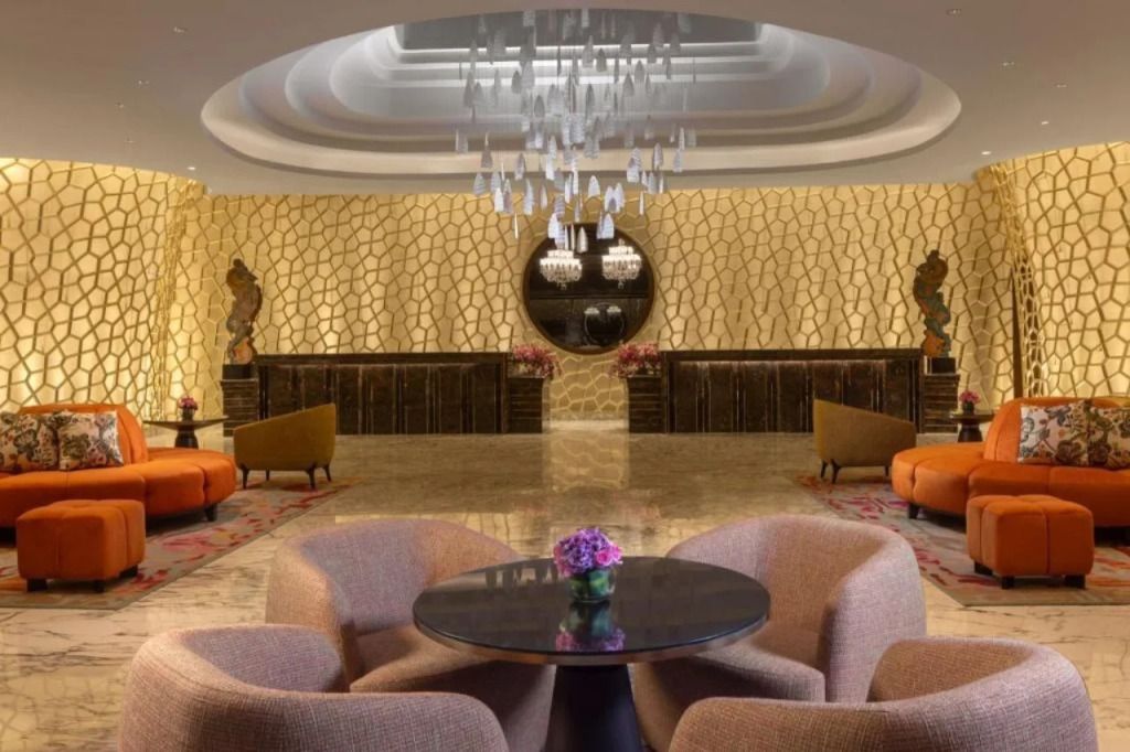 Elegante Hotellobby mit moderner Beleuchtung und stilvollen Sitzgelegenheiten