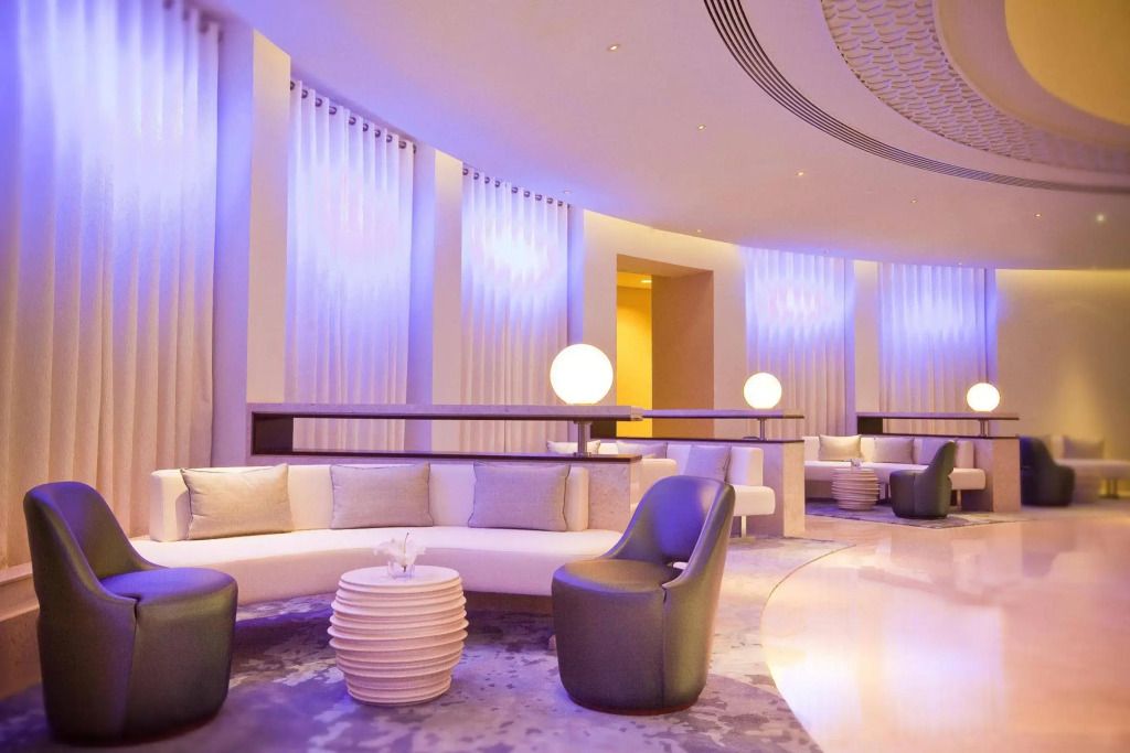 Elegante Hotellobby mit modernen Sitzgelegenheiten und stimmungsvoller Beleuchtung
