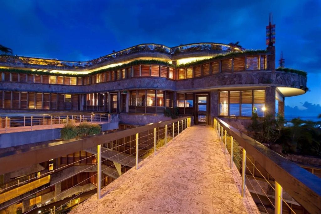 Eindrucksvolle Architektur des Jade Mountain Resort bei Nacht mit beleuchteten Terrassen