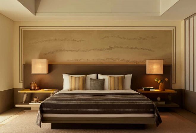 Luxuriöses Hotelzimmer mit stilvollem Doppelbett und modernem Design