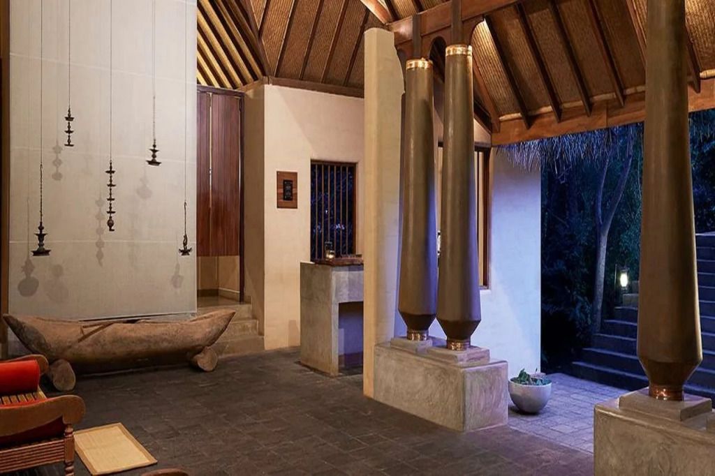 Harmonisch gestalteter Innenbereich mit hohen Decken und modernen Elementen