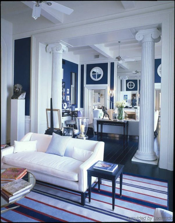 Elegantes Wohnzimmer mit blauen Wänden und weißen Säulen im J.K. Place Capri