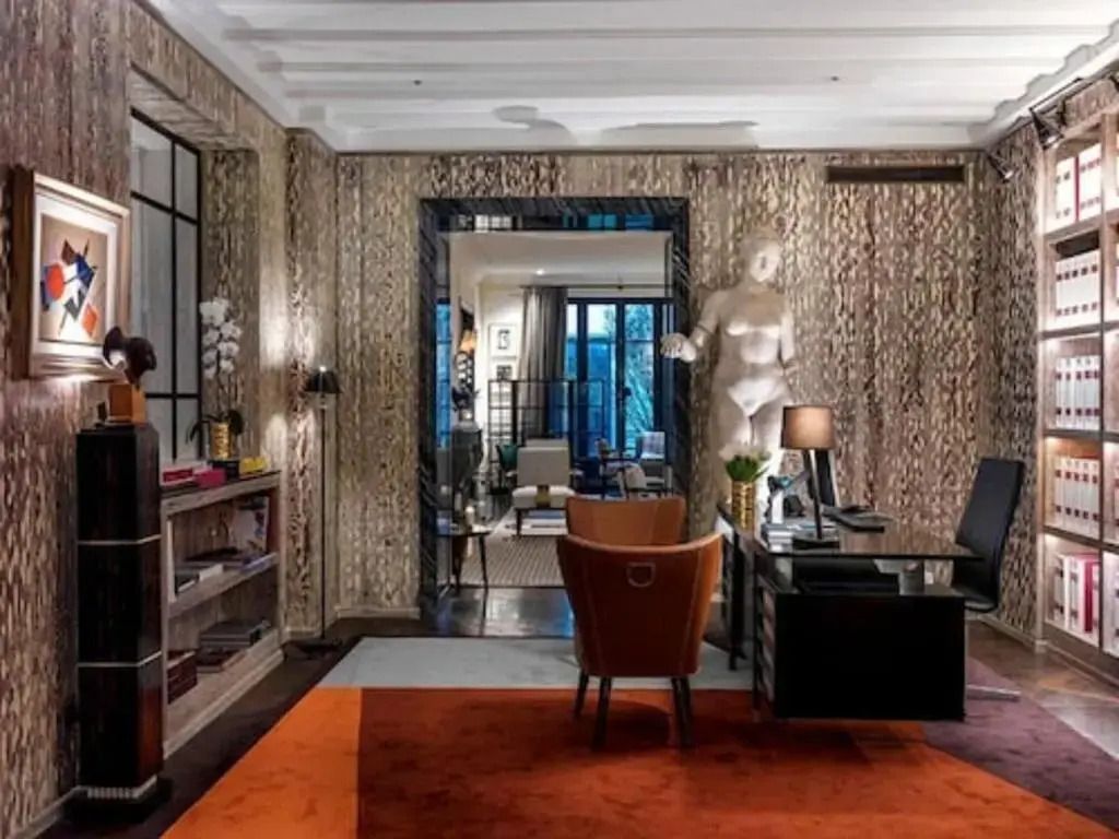 Eleganter Wohnbereich mit stilvollen Möbeln und Kunst an den Wänden