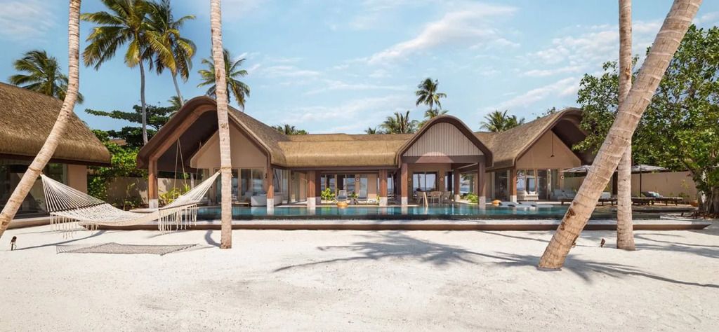 Luxuriöse Villa mit Pool und Palmen am Strand