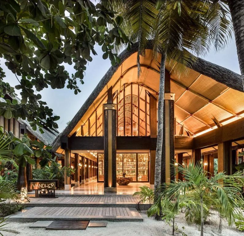 Eingangsbereich des Joali Maldives Resort umgeben von üppiger Vegetation