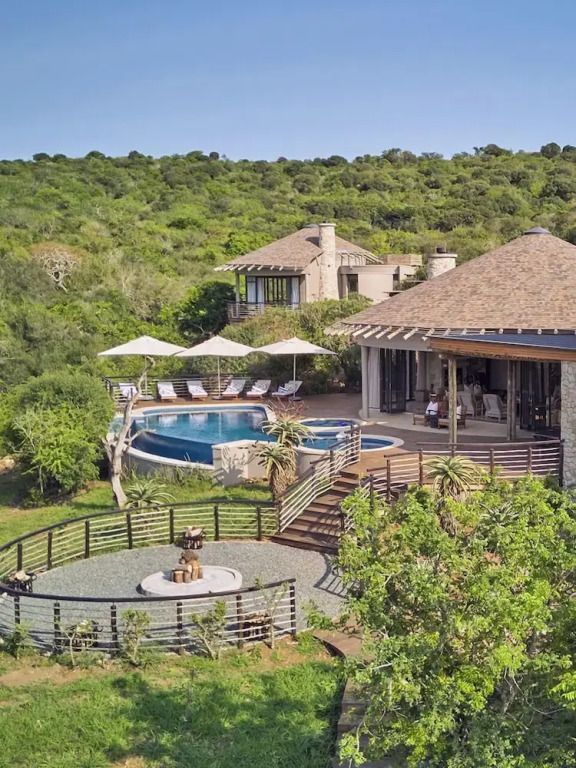 Luxuriöse Villa mit Pool und Sonnenterrasse in grüner Landschaft