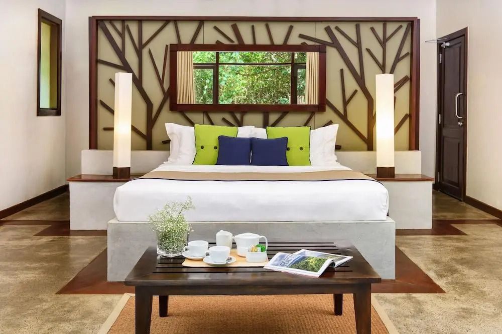 Modernes Hotelzimmer mit stilvollem Wanddekor und hellem Holzinterieur