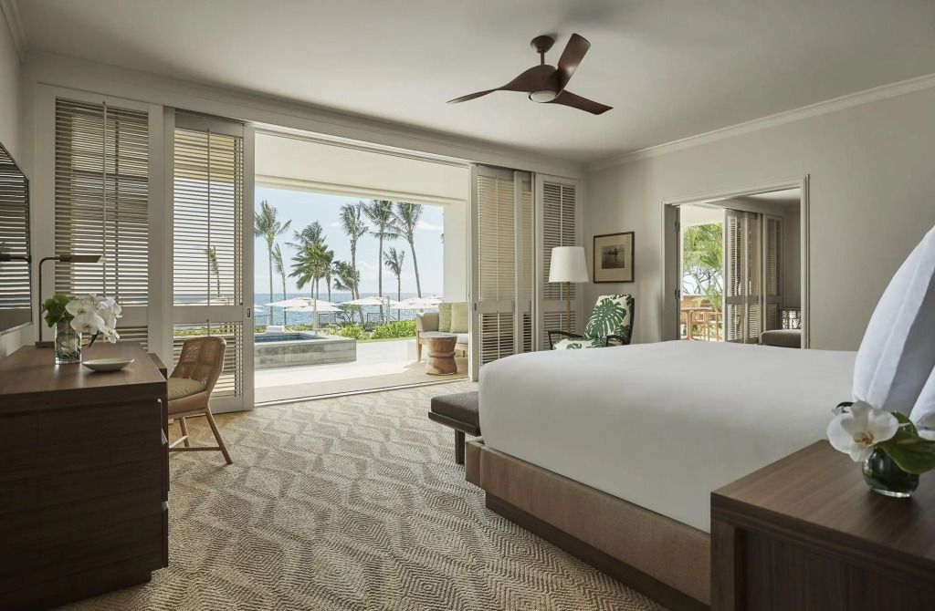 Luxuriöses Schlafzimmer mit Meerblick und Balkon im Four Seasons Resort Oahu