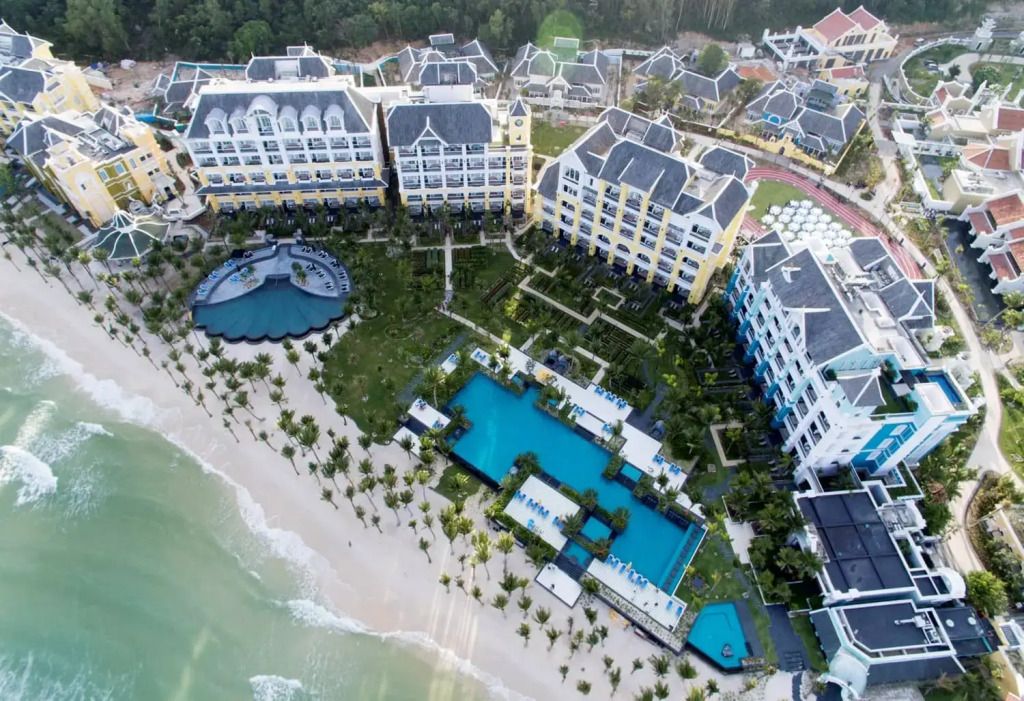 Luftaufnahme des JW Marriott Phu Quoc mit Pools und Meerblick