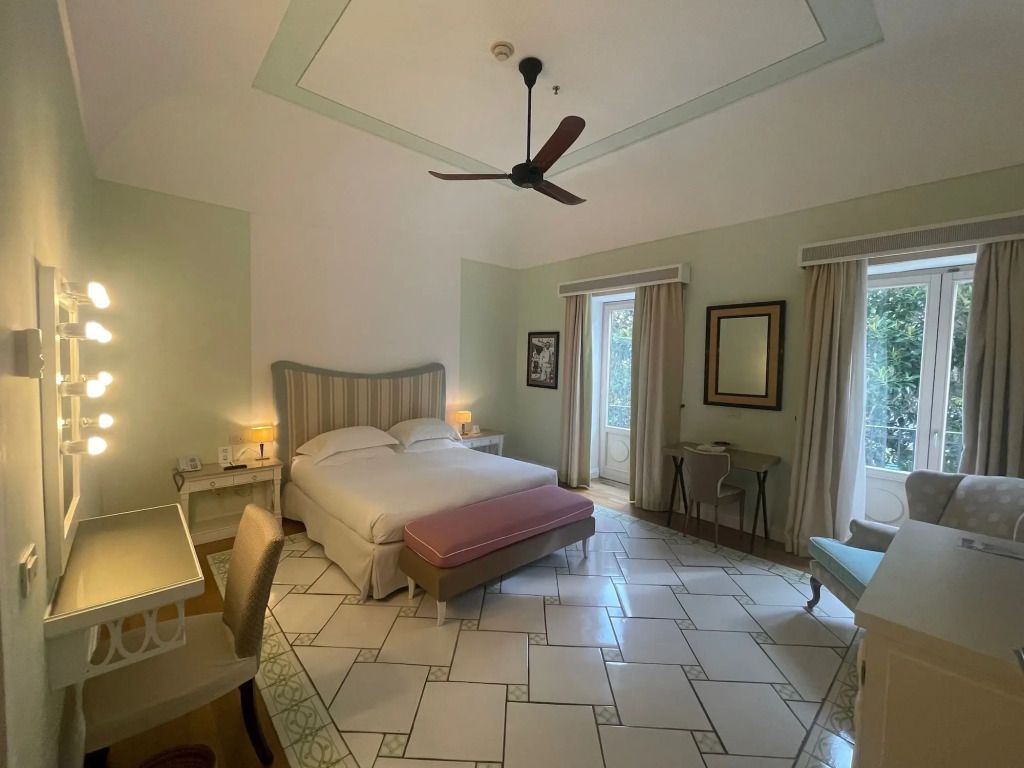 Geräumiges Hotelzimmer mit Doppelbett und modernen Möbeln