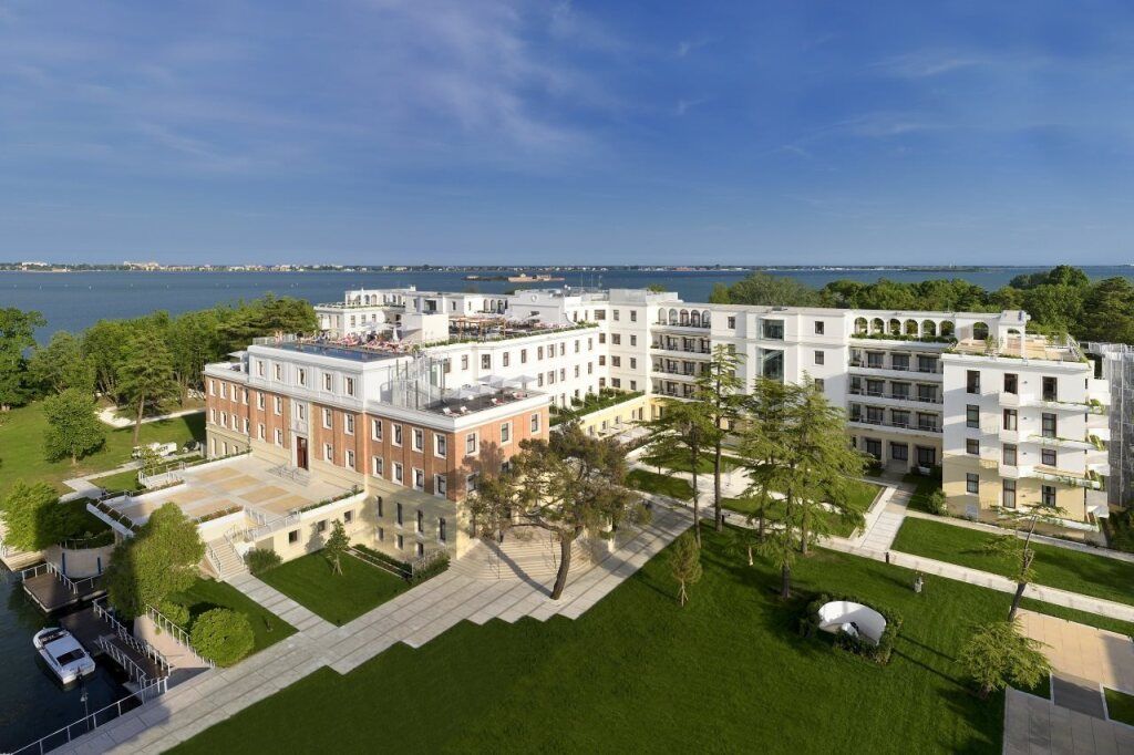 Außenansicht des JW Marriott Venice mit Blick auf die Lagune.