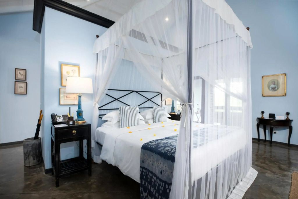 Elegantes Schlafzimmer mit Himmelbett und sanfter Beleuchtung