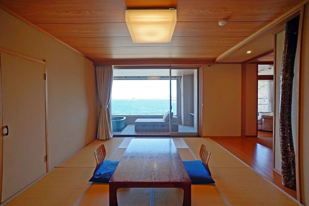 Japanischer Raum mit Blick auf den Ozean und traditionellem Interieur