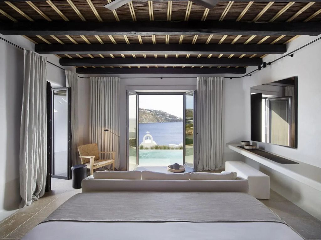 Luxuriöses Zimmer mit Blick auf Pool und Meer bei Kalesma Mykonos