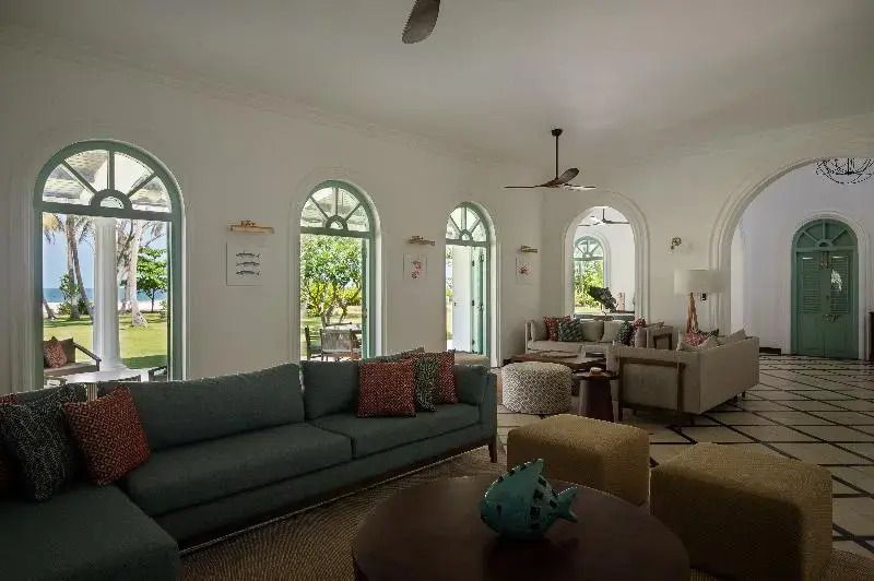 Heller Wohnbereich mit großen Fenstern und modernen Möbeln