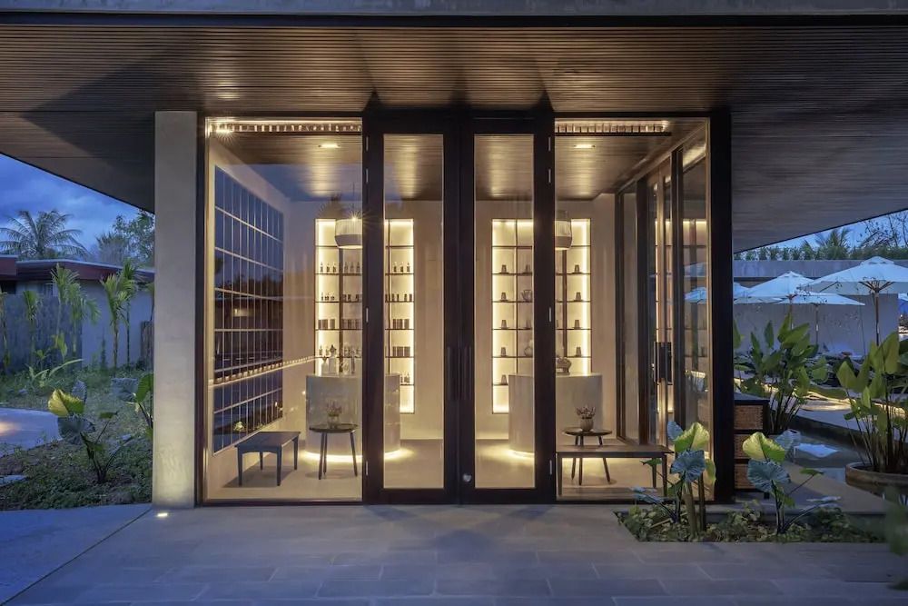 Edler Weinkeller mit Glasfront und beleuchteten Regalen