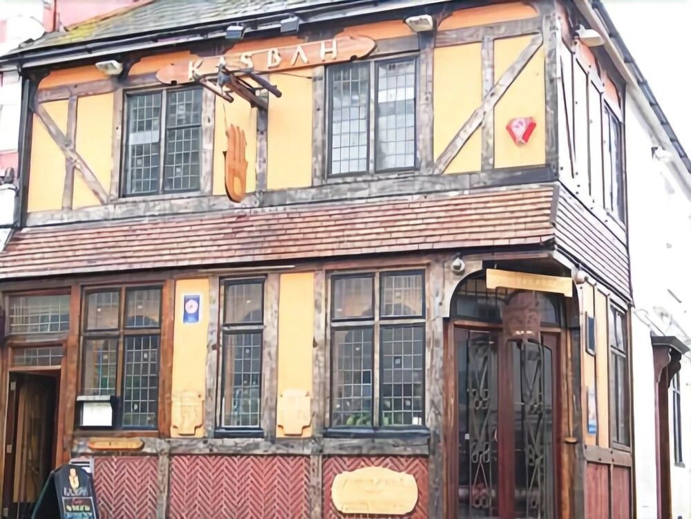 Fassade des Hotels Kasbah D'If im traditionellen Baustil mit Holzelementen