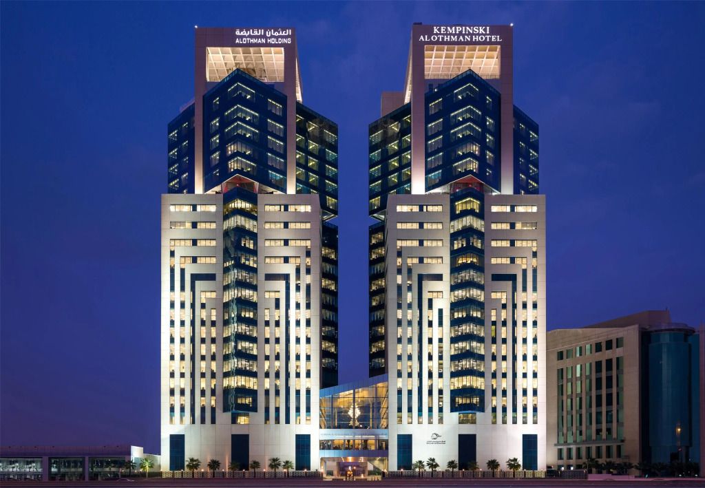 Beleuchtete Fassade des Kempinski Al Othman Hotels bei Nacht in Al Khobar