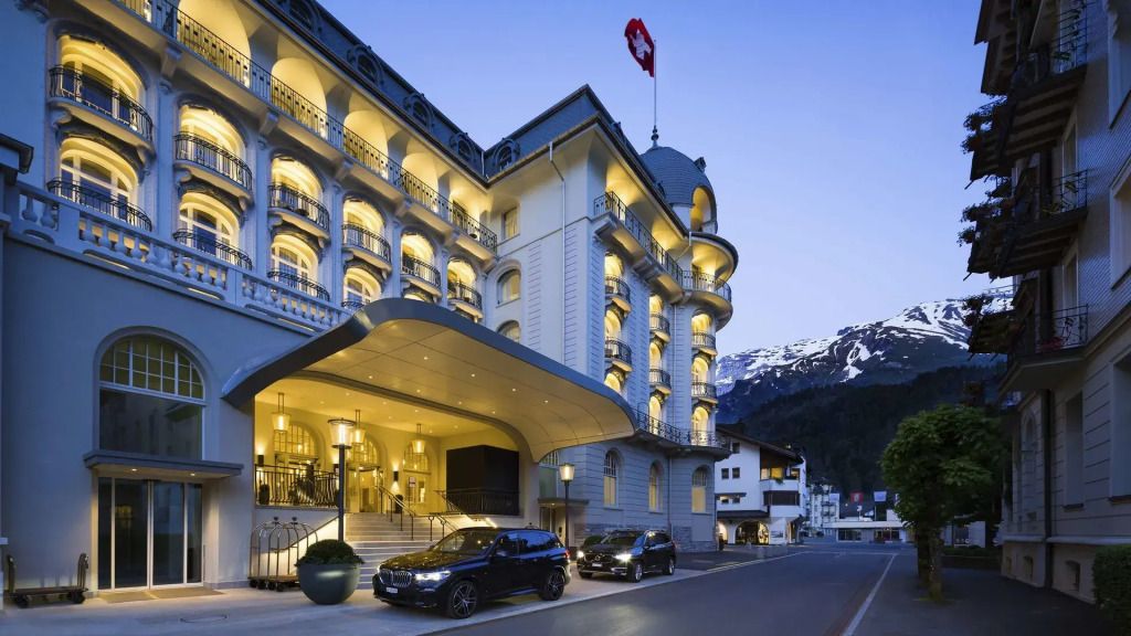 Historische Fassade des Kempinski Palace Engelberg in der Abenddämmerung
