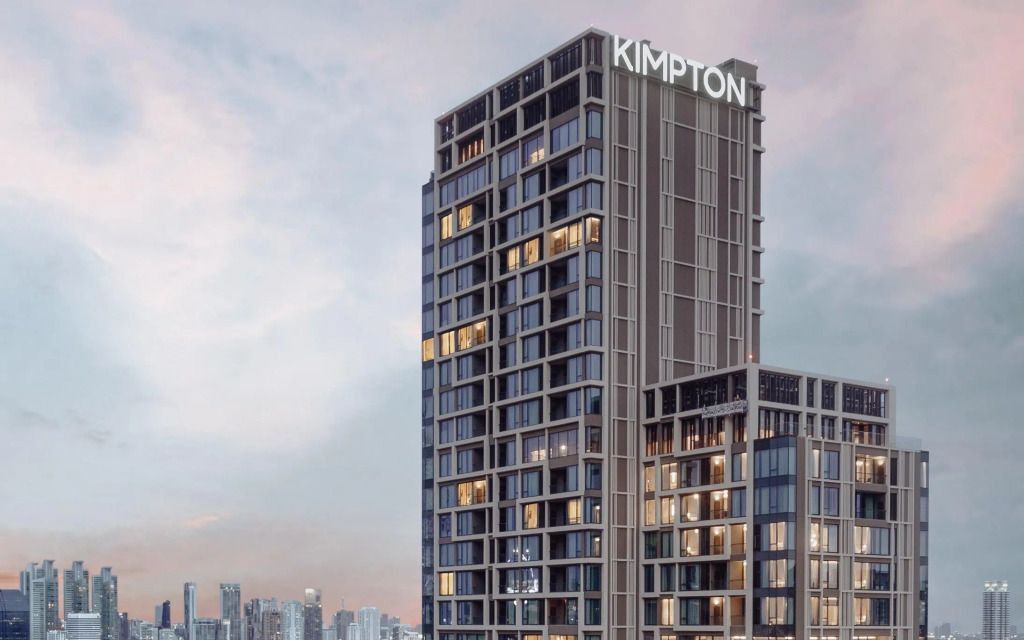 Moderne Außenansicht des Kimpton Maa-Lai Bangkok Hotels mit leuchtendem Logo