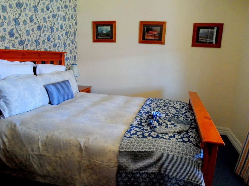 Gemütliches Zimmer mit Doppelbett und blauer Tapete bei Kinloch Lodge