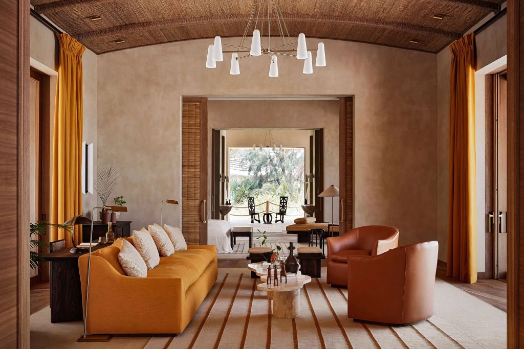 Elegante Lounge mit gelbem Sofa und stilvollem Interieur in warmen Erdtönen