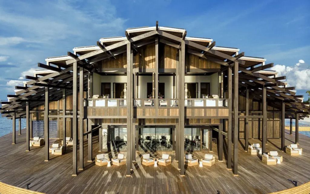 Außenansicht des luxuriösen Kudadoo Maldives Resorts aus Holz.