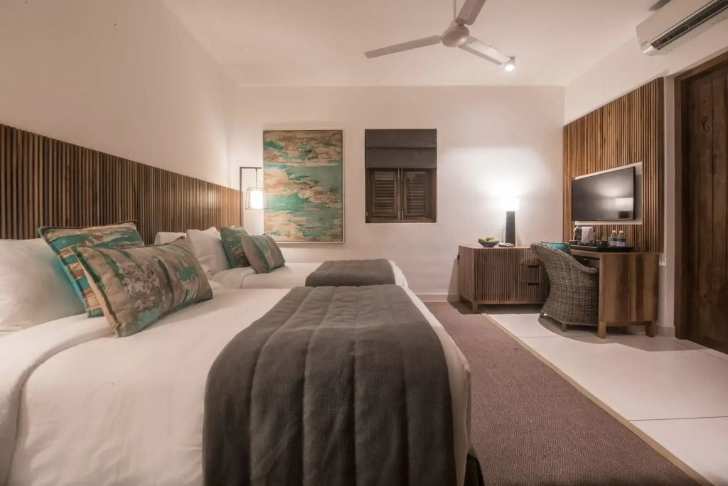 Elegantes Hotelzimmer mit Doppelbetten und modernem Dekor