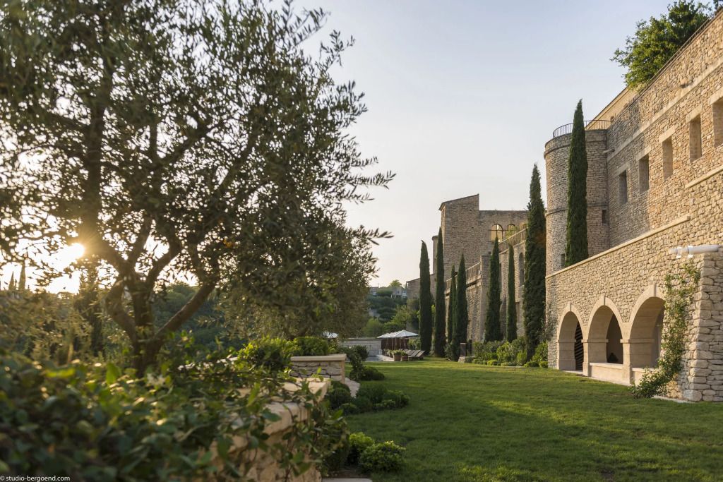 Wunderschöner Garten mit Blick auf die historische Fassade des Hotels Airelles in Gordes