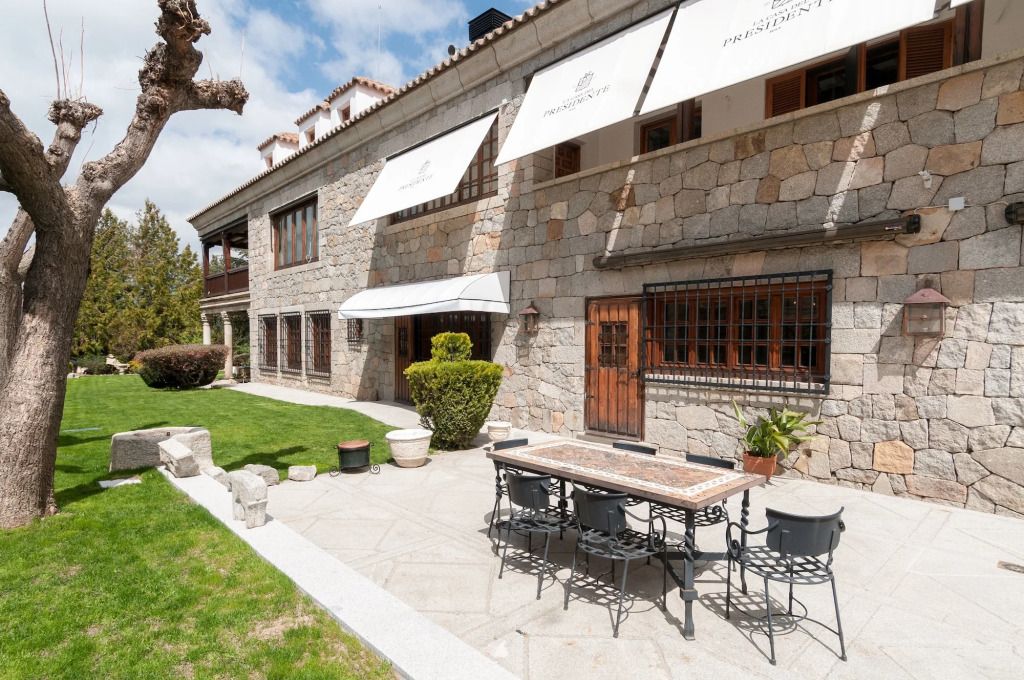 Steingebäude mit Terrassenbereich und Tisch im Freien