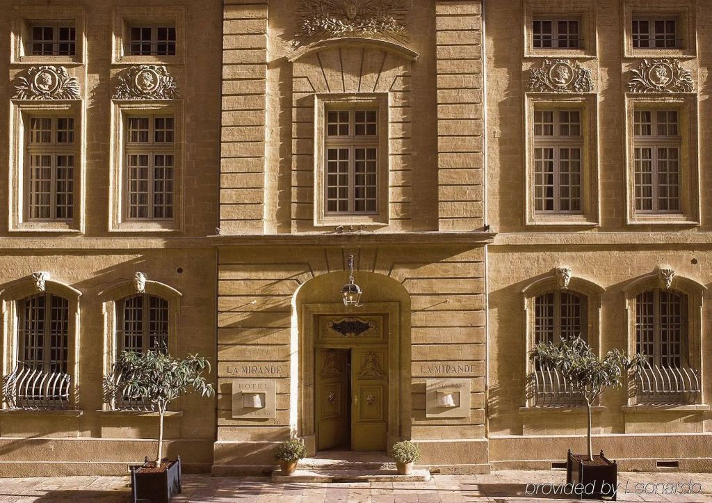 Elegante historische Fassade des Hotels La Mirande bei Tageslicht