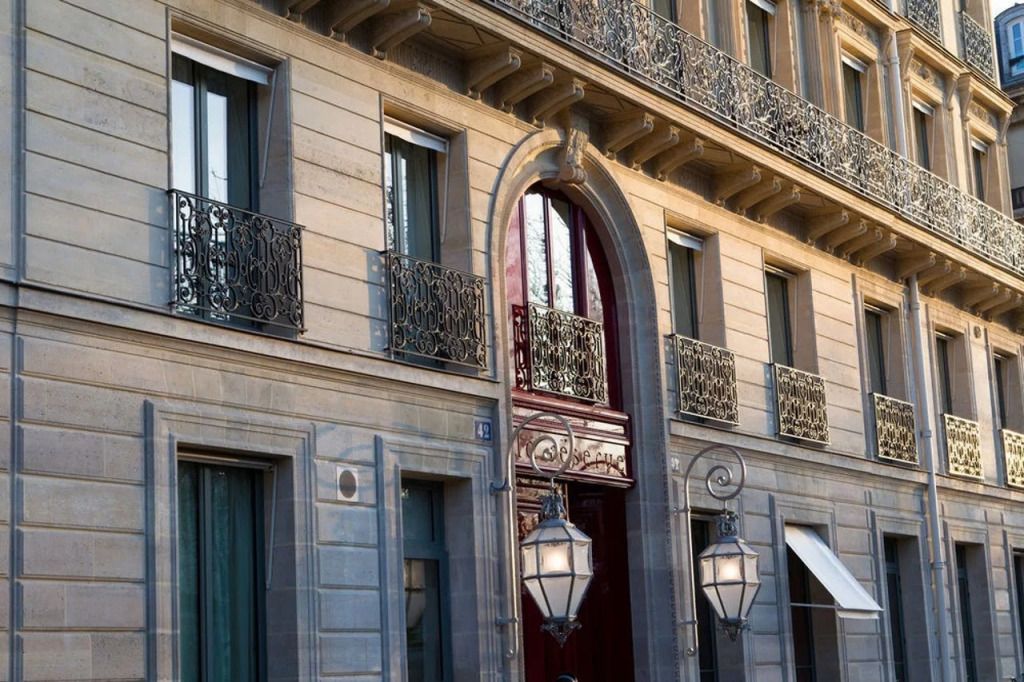 Elegante Fassade des La Reserve Paris Hotel mit verzierten Balustraden