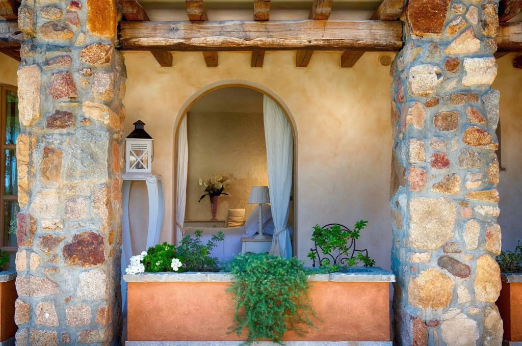 Romantischer Balkon mit Steinmauer und Vorhang im mediterranen Stil