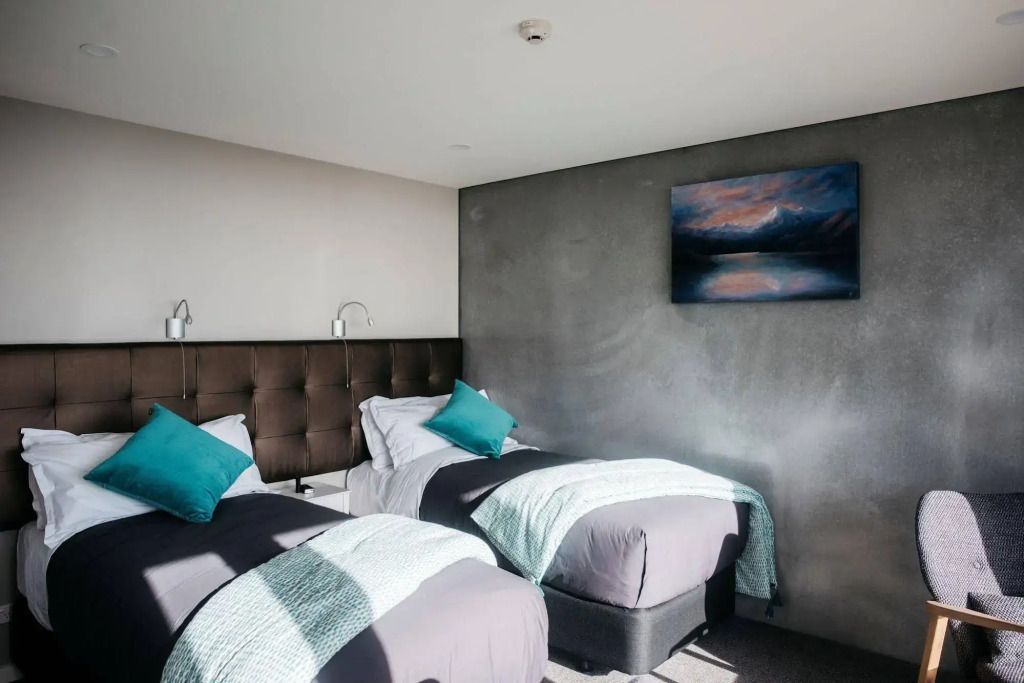 Modernes Doppelzimmer mit stilvollem Dekor und Tageslicht.