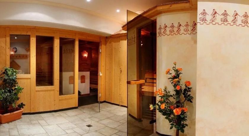 Eleganter Spa-Bereich mit Holzofen und floralen Dekorationen