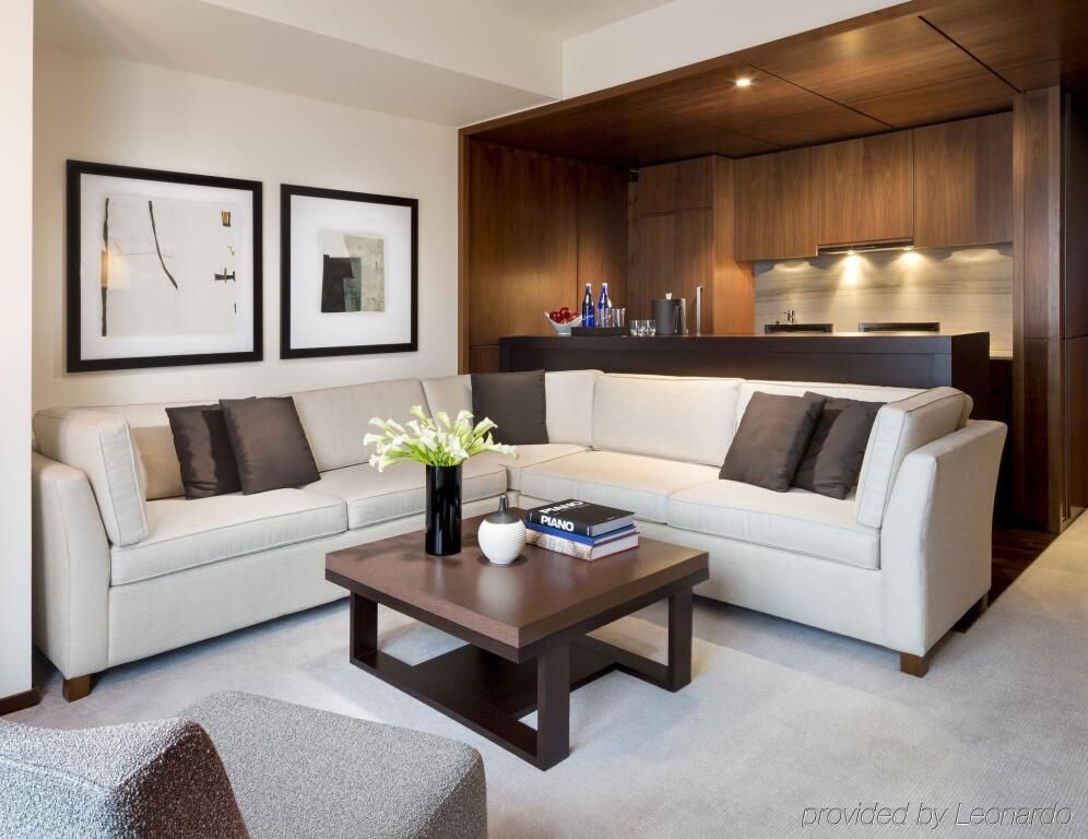 Luxuriöser Wohnbereich mit eleganter Couch und stilvollem Dekor