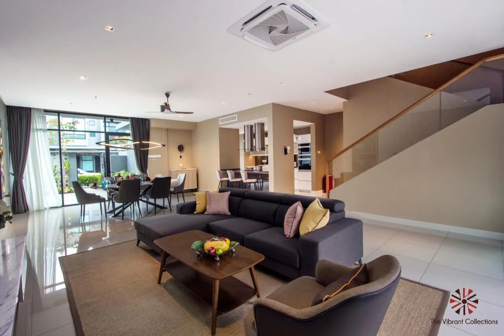 Elegantes Wohnzimmer mit Sofa und Esstisch in offener Gestaltung