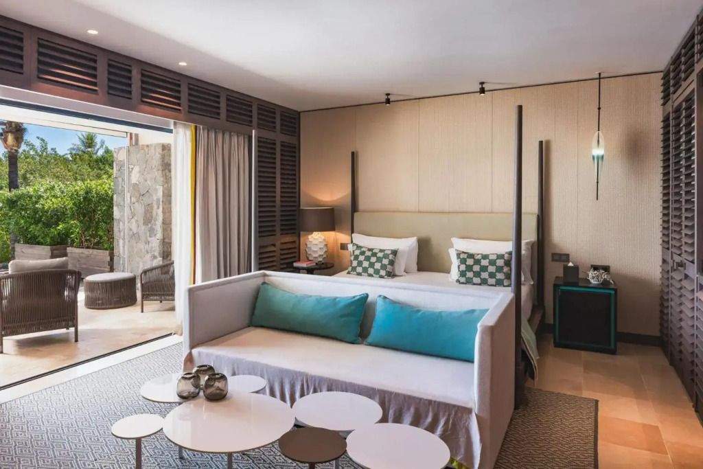 Modernes Hotelzimmer mit elegantem Design und Blick auf eine private Terrasse