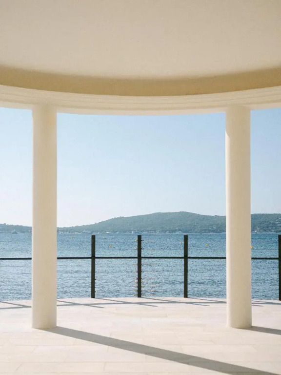 Panoramablick auf das Meer von einer Terrasse mit Säulen
