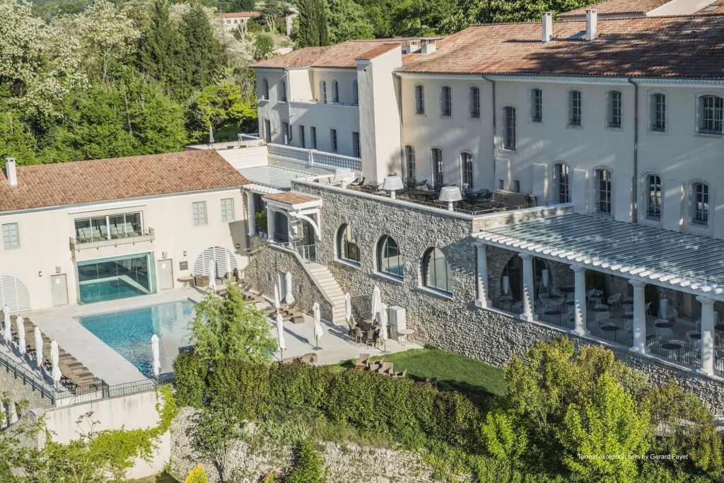 Panorama der eleganten Hotelanlage mit Pool und Garten