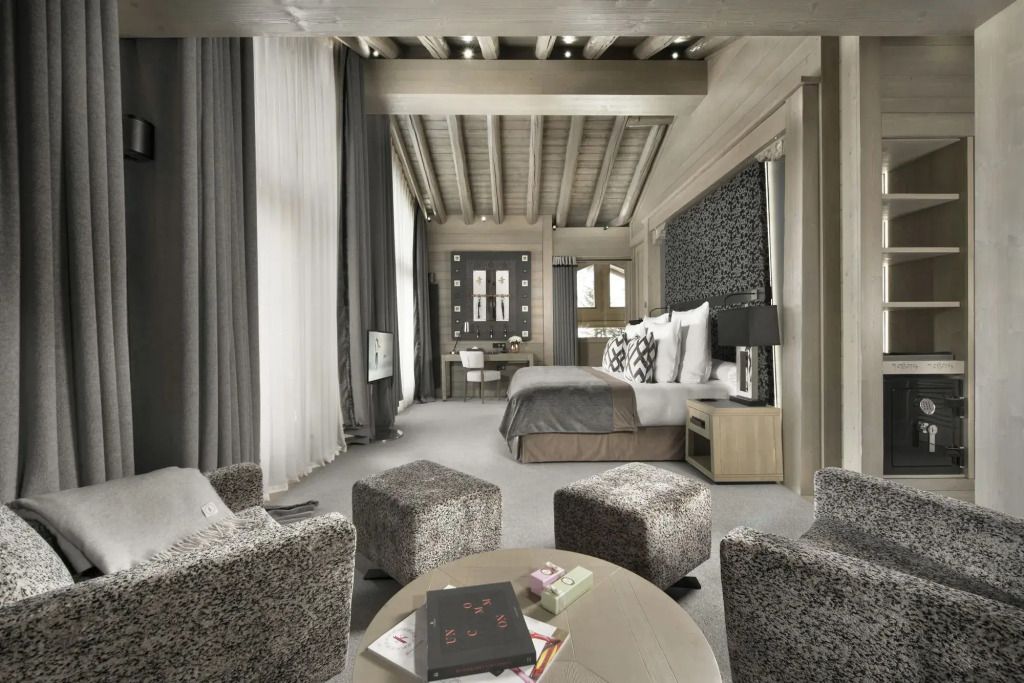 Helles Hotelzimmer mit modernem Design und Holzdecke