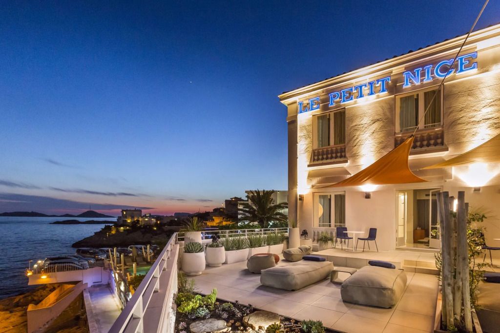 Hotelterrasse mit Blick auf das Meer bei Sonnenuntergang