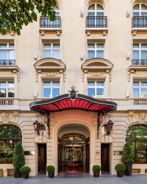 Elegante Fassade des Hotel Le Royal Monceau mit kunstvollem Vordach