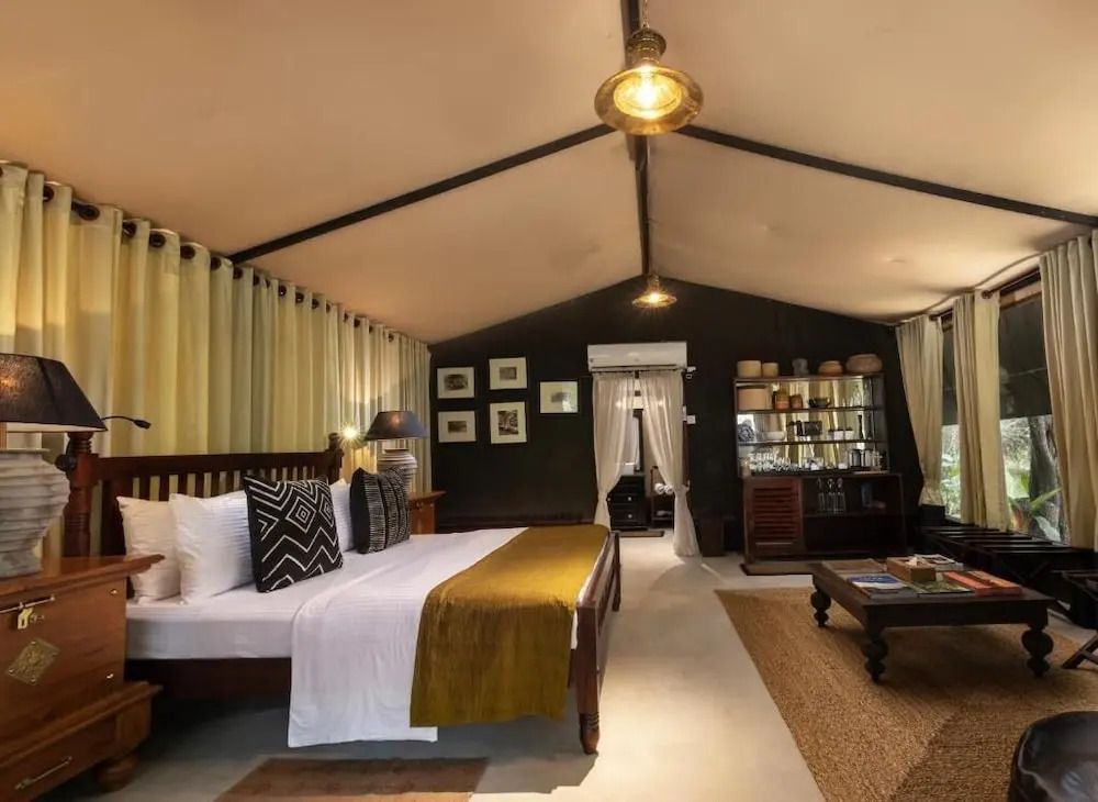 Luxuriöses Zeltzimmer mit Doppelbett und stilvoller Einrichtung