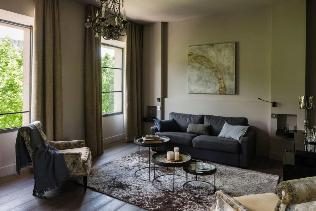 Elegantes Wohnzimmer mit Sofa und stilvoller Dekoration