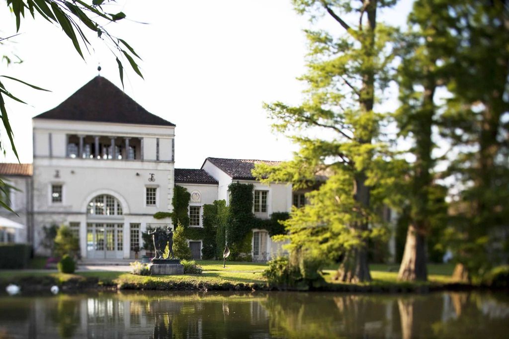 Elegante Hotelvilla mit Blick auf den malerischen Teich im Grünen