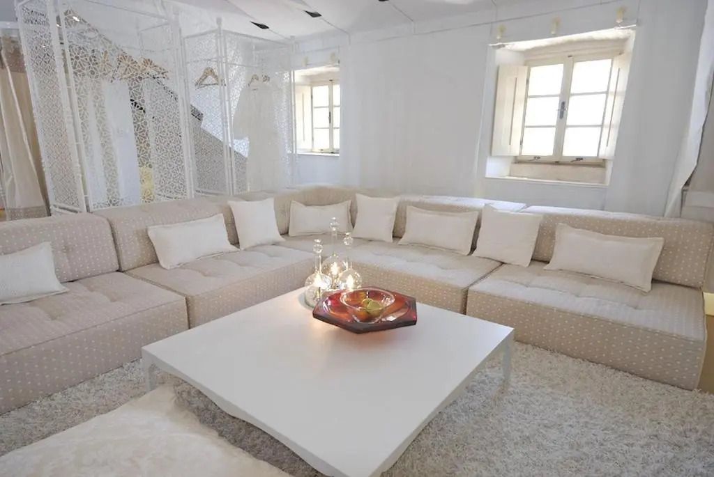 Helle Lounge mit beigem Sofa und modernem Couchtisch in einer Suite